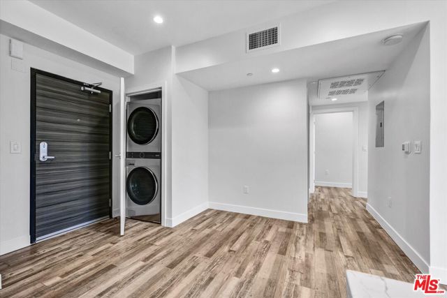 1537 S Wilton Place, Los Angeles CA: https://media.crmls.org/mediaz/bf4e040c-2eb8-4a61-a31a-4a2d8682a9aa.jpg