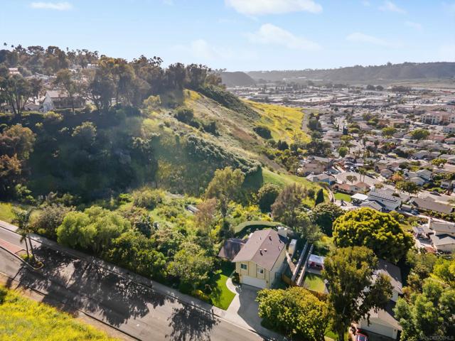 201 Foussat Rd, Oceanside CA: https://media.crmls.org/mediaz/bf4e853a-3c23-4da9-b66b-0130f9d4c0dd.jpg