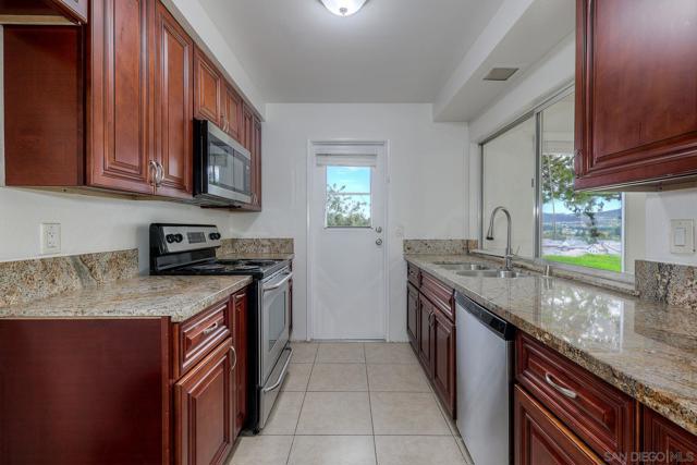 14745 Caminito Orense Este, San Diego CA: https://media.crmls.org/mediaz/bf4eb56d-62d4-4464-bb06-37054592dc44.jpg
