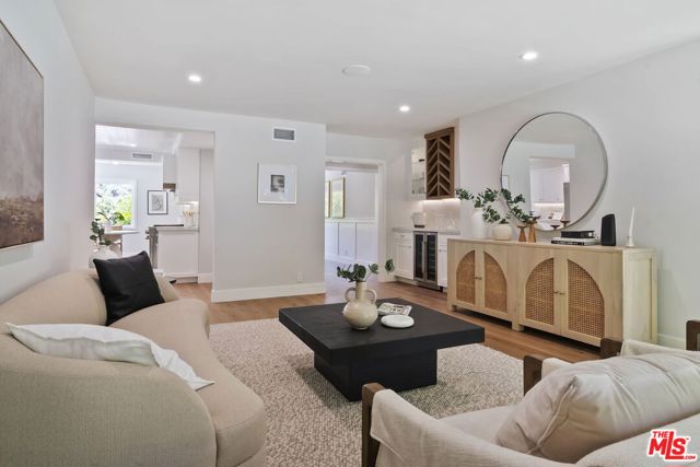4031 Deerhorn Drive, Sherman Oaks CA: https://media.crmls.org/mediaz/bf4fe9ab-d0d5-4ed0-a140-e114e5d97d5f.jpg