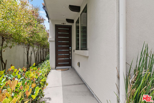 5934 W Luna Parkway, Los Angeles CA: https://media.crmls.org/mediaz/bf5004d2-3d75-4bc5-aa44-8e107175e97c.jpg