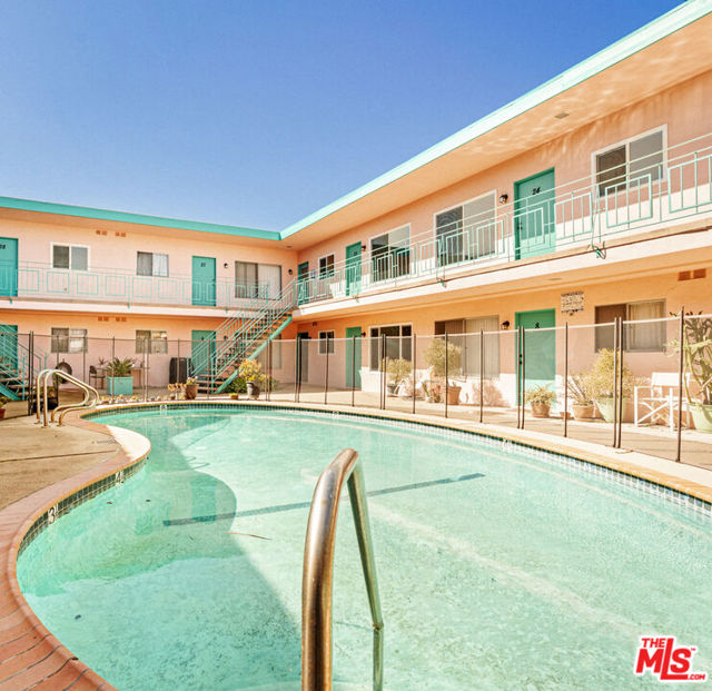 7825 W Manchester Avenue, Playa del Rey CA: https://media.crmls.org/mediaz/bf501de8-99b3-4475-9446-444c373dc479.jpg