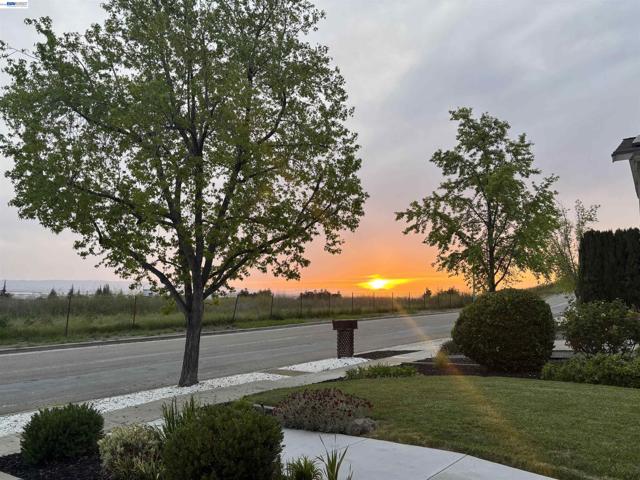 466 Crystalline Dr, Fremont CA: https://media.crmls.org/mediaz/bf5036ce-b911-4477-92fb-85af048c08cc.jpg