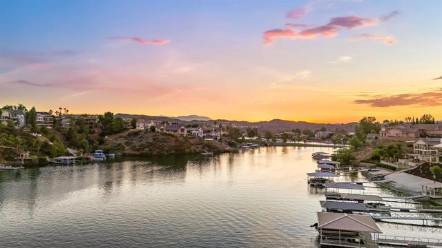 22590 Canyon Lake Drive South, Canyon Lake CA: https://media.crmls.org/mediaz/bf521438-0115-4312-85ce-e903af2da268.jpg