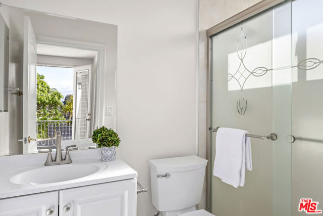 17400 Oak Creek Court, Encino CA: https://media.crmls.org/mediaz/bf525dce-a2d7-452f-ab8d-5475338ffd01.jpg