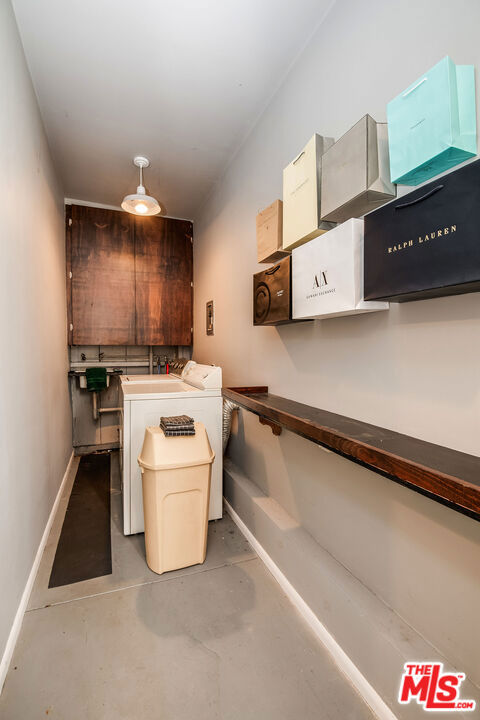 516 N Bronson Avenue, Los Angeles CA: https://media.crmls.org/mediaz/bf527cb8-1f8e-462d-9d8e-b5a3f55ff318.jpg