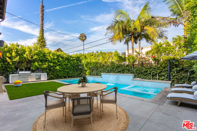 142 N Hamel Drive, Beverly Hills CA: https://media.crmls.org/mediaz/bf52d7b9-82af-4133-8a5d-25038392e010.jpg