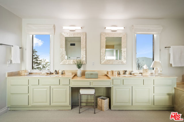 23255 W Paloma Blanca Drive, Malibu CA: https://media.crmls.org/mediaz/bf554fc2-db3e-4c3d-9b9f-5c5a4f716a69.jpg