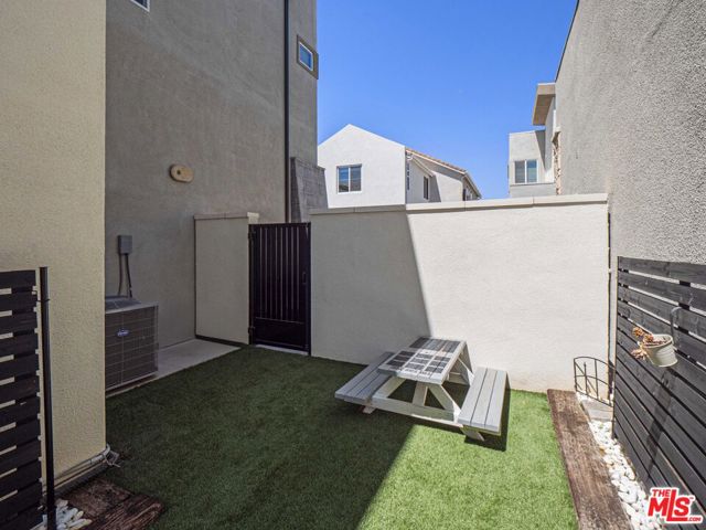 27717 Knoll View Place, Valencia CA: https://media.crmls.org/mediaz/bf556ae8-fecc-4490-af2b-00619be2dd8c.jpg