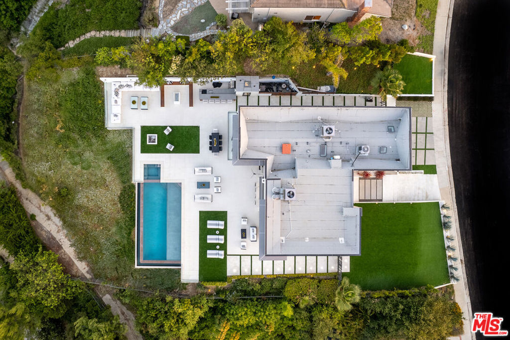 https://media.crmls.org/mediaz/bf55ac12-f4e1-418b-ace2-6c389b37da53.jpg?preset=X-Large