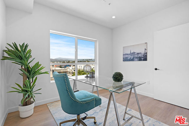 321 S Oxford Avenue, Los Angeles CA: https://media.crmls.org/mediaz/bf576db2-b21f-4166-b6ed-5f075876fb58.jpg