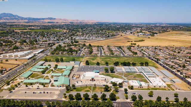 53 Puffin Cir, Oakley CA: https://media.crmls.org/mediaz/bf58217c-1efa-4916-aa78-6d236640ed32.jpg