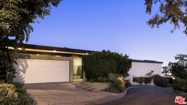 3306 Deronda Drive, Los Angeles CA: https://media.crmls.org/mediaz/bf598362-9a2c-4c18-8921-ec6984abd902.jpg