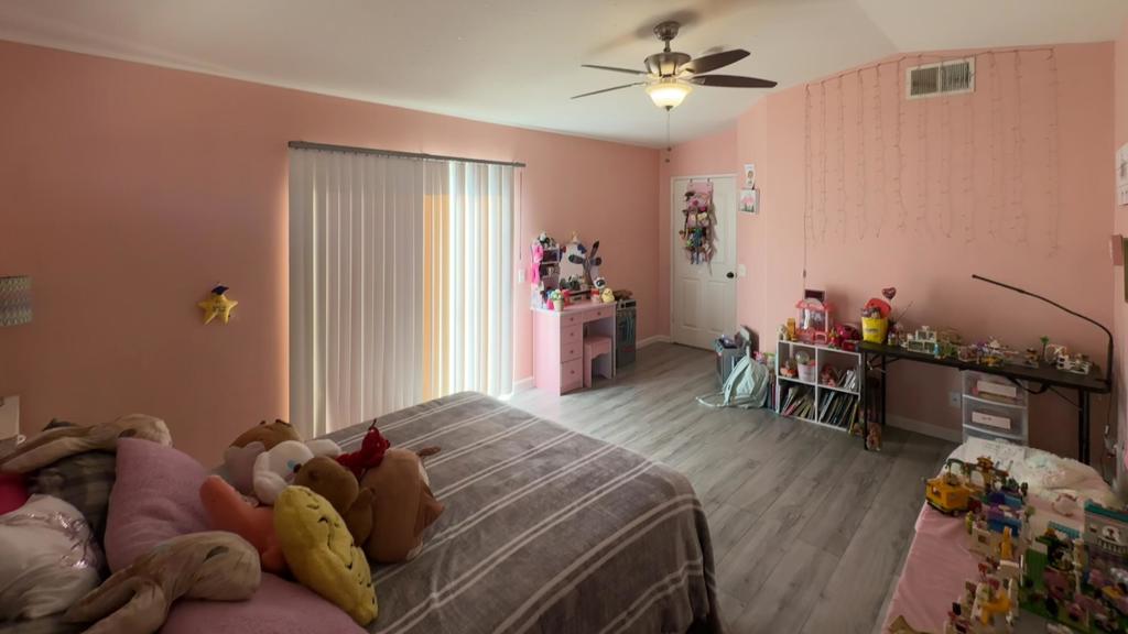 https://media.crmls.org/mediaz/bf59ba09-3402-4b12-bb77-d196dce0e967.jpg?preset=X-Large