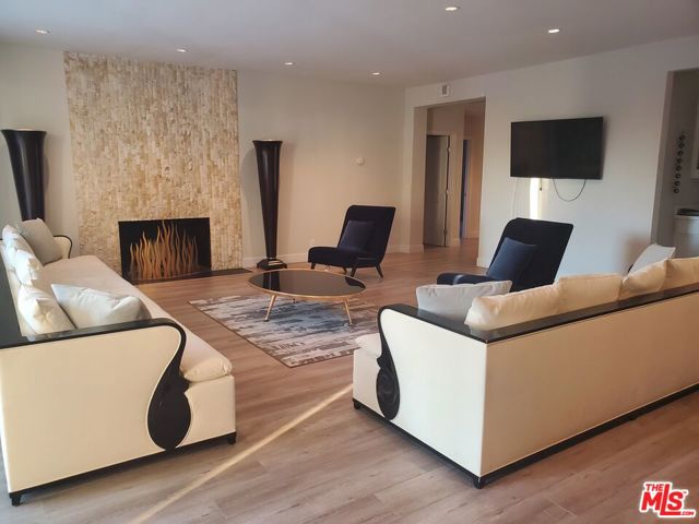 619 N RODEO Drive, Beverly Hills CA: https://media.crmls.org/mediaz/bf59ebca-4e8e-478c-9c57-41418d25979f.jpg