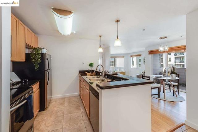 6400 Christie AVE, Emeryville CA: https://media.crmls.org/mediaz/bf59ebfc-c7c9-4237-ade1-848dd032dbfd.jpg