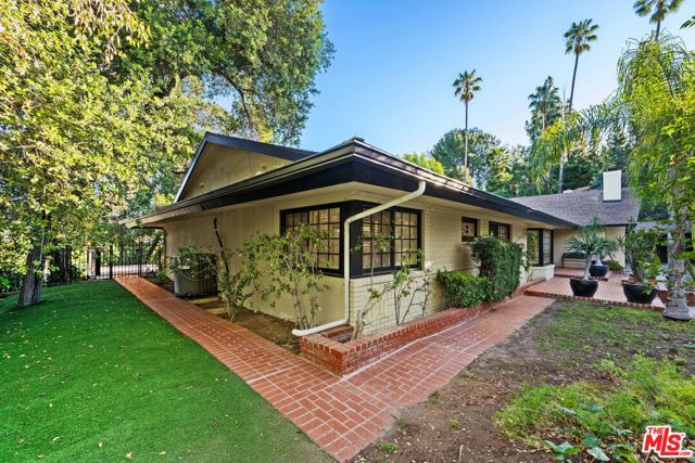 17449 Sumiya Drive, Encino CA: https://media.crmls.org/mediaz/bf5a6db8-4551-4882-b765-9021577c25f5.jpg