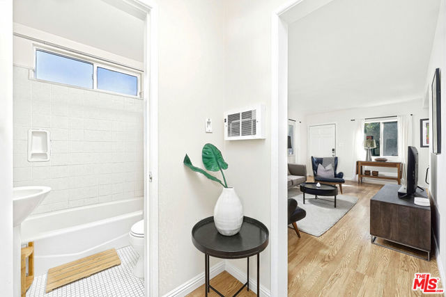 517 Venice Way, Venice CA: https://media.crmls.org/mediaz/bf5a83e2-10bd-4d30-8d80-4e2dd1d64f7e.jpg