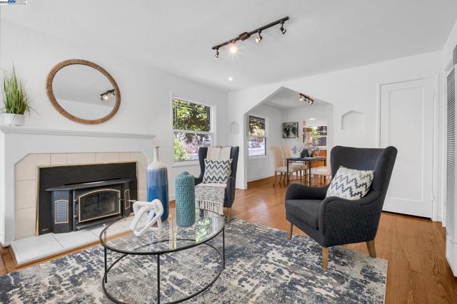 205 Julius St, San Leandro CA: https://media.crmls.org/mediaz/bf5b5ae5-fde2-4018-9eea-95a8e09c0f04.jpg