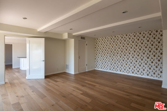 3756 Effingham Place, Los Angeles CA: https://media.crmls.org/mediaz/bf5ba068-c447-44a9-b5ee-95714c8f6410.jpg