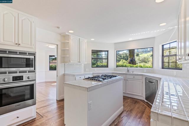 225 Rheem Blvd, Moraga CA: https://media.crmls.org/mediaz/bf5ba5ec-c378-4659-9530-153c9b10cb9d.jpg