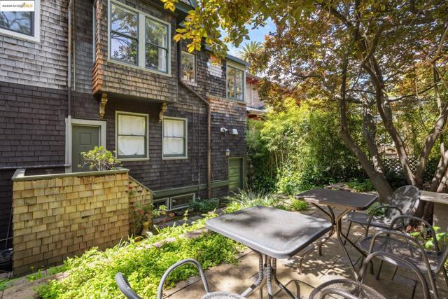 2633 Benvenue, Berkeley CA: https://media.crmls.org/mediaz/bf5bc0eb-c3e6-42d9-9851-bac3a99936c4.jpg