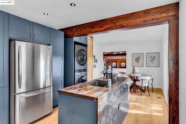 6141 Merriewood Dr, Oakland CA: https://media.crmls.org/mediaz/bf5bdf94-b0fc-47bb-9c30-789f2ed370cb.jpg