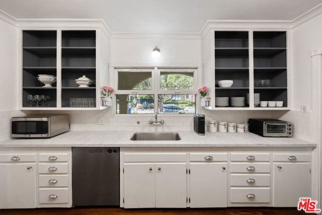 504 24Th Street, Santa Monica CA: https://media.crmls.org/mediaz/bf5c5e05-55a6-4ef7-be25-356d1ae8a41d.jpg