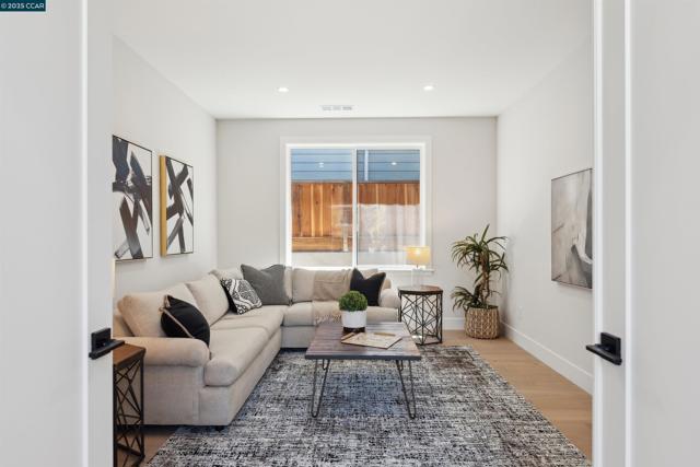951 Yorkshire Ct, Lafayette CA: https://media.crmls.org/mediaz/bf5d0bb9-3949-4fe8-a50c-f9dfe76287e2.jpg