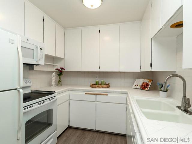 801 C Ave, Coronado CA: https://media.crmls.org/mediaz/bf5d5af5-8889-42af-b589-f59635f588d7.jpg