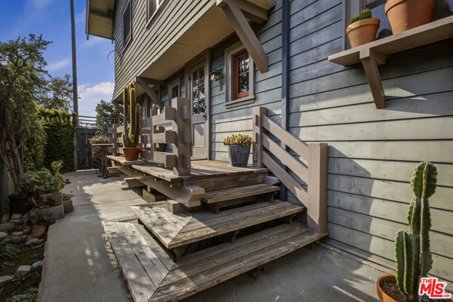 2102 W 24th Street, Los Angeles CA: https://media.crmls.org/mediaz/bf5d7c26-77f1-453d-857a-52a8b9fb2db5.jpg