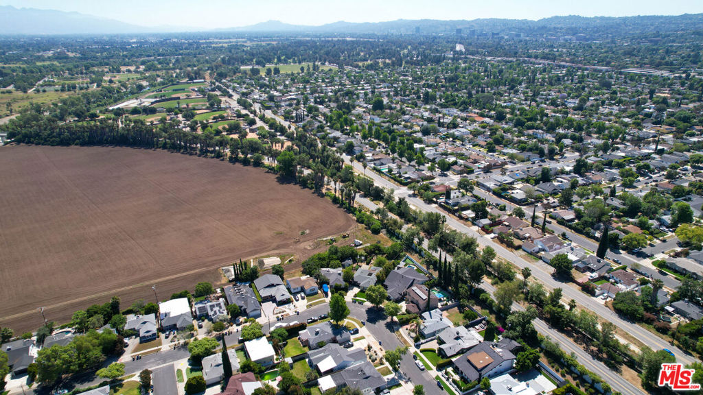https://media.crmls.org/mediaz/bf5dc7e1-2c6d-484b-b3b2-4a13a8e5ab2a.jpg?preset=X-Large