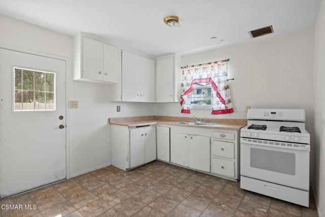342 E Hemlock Street, Oxnard CA: https://media.crmls.org/mediaz/bf5e6060-c467-4b1b-9d3a-6396bd80b250.jpg