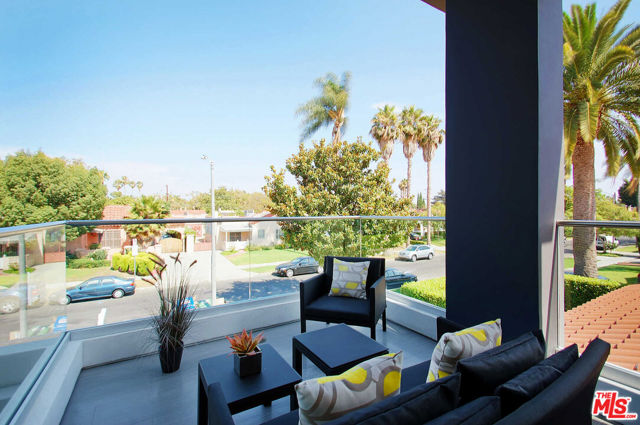 429 N Sweetzer Avenue, Los Angeles CA: https://media.crmls.org/mediaz/bf5ed6b0-2e2e-49f0-98fd-027e0a6c4291.jpg