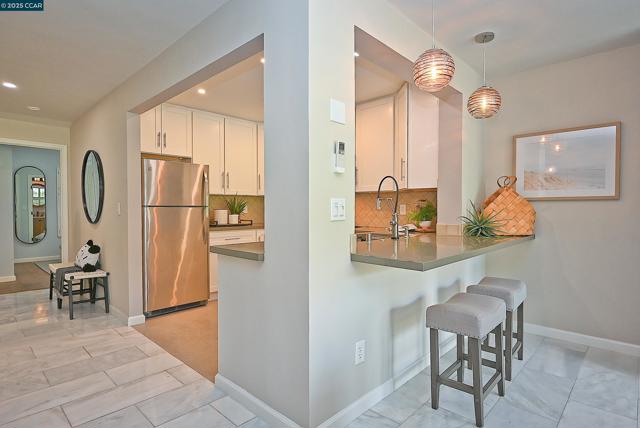 3434 Tice Creek Dr, Walnut Creek CA: https://media.crmls.org/mediaz/bf5fa5f9-1ba7-4654-b5c2-daf5609ab257.jpg