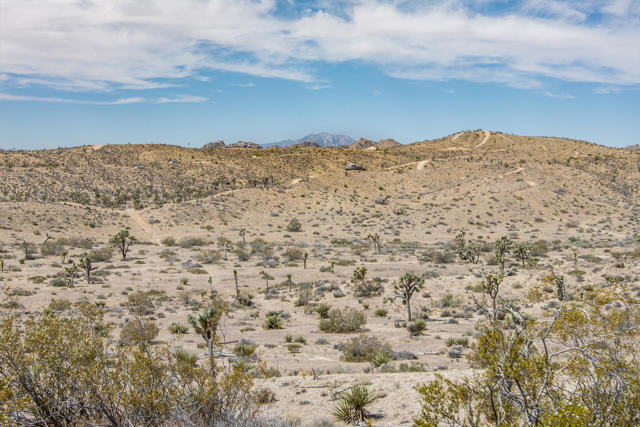 57349 Mesa Drive, Yucca Valley CA: https://media.crmls.org/mediaz/bf5ffbd0-1802-4599-bcbc-d73499ff4eac.jpg