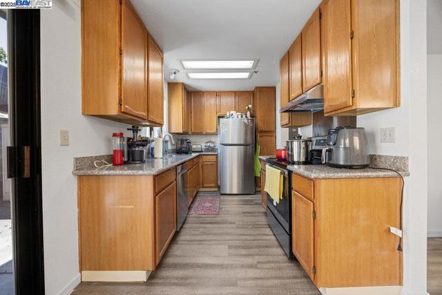 21000 Ocean View Dr, Hayward CA: https://media.crmls.org/mediaz/bf6011bf-ac38-4de5-8883-0770aa954682.jpg
