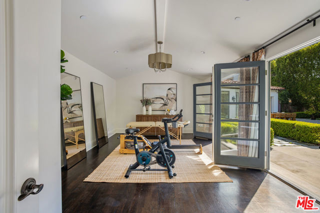 706 N Crescent Drive, Beverly Hills CA: https://media.crmls.org/mediaz/bf60838e-6f1e-4335-9498-110b740aae4b.jpg