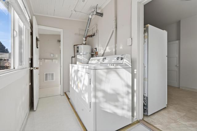 1011 E 11Th St, Oakland CA: https://media.crmls.org/mediaz/bf60f336-7dc0-4cfc-8239-dd0bac553869.jpg