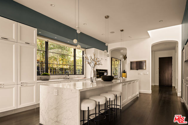 6607 Maryland Drive, Los Angeles CA: https://media.crmls.org/mediaz/bf615c18-a60c-4da8-9e18-61990d3c90de.jpg