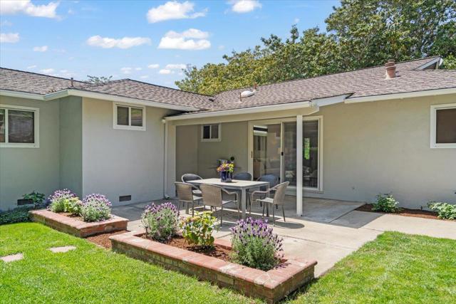 886 Garland Drive, Palo Alto CA: https://media.crmls.org/mediaz/bf6225e5-5ed3-4210-89f3-f730f34d9191.jpg