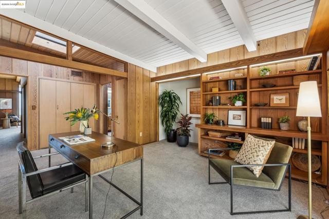 1 Garden Dr, Kensington CA: https://media.crmls.org/mediaz/bf627da9-3d4b-4acd-a0f8-3c7e51763725.jpg