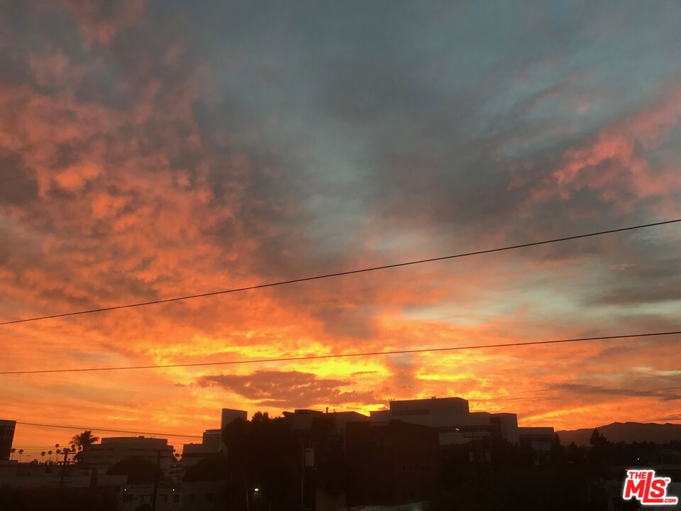 https://media.crmls.org/mediaz/bf62ddcd-5290-4f8b-bc7b-a4433d2dc419.jpg?preset=X-Large