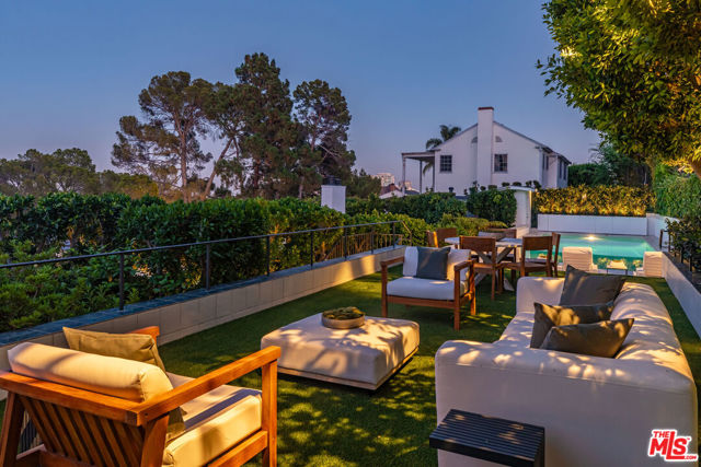 365 Norcroft Avenue, Los Angeles CA: https://media.crmls.org/mediaz/bf637139-1e6a-4b92-ad65-73ef7b799d51.jpg