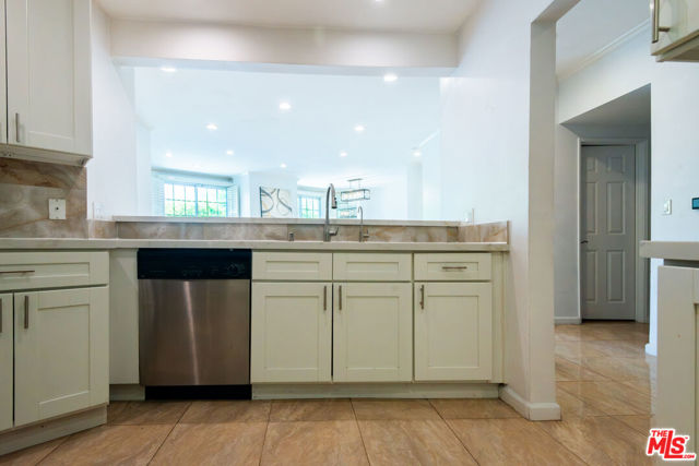 458 N Oakhurst, Beverly Hills CA: https://media.crmls.org/mediaz/bf6436ed-a231-4de5-8967-35d839c0b873.jpg