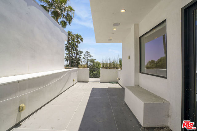 1445 1/4 N Martel Avenue, Los Angeles CA: https://media.crmls.org/mediaz/bf650350-a07d-46c2-ba50-a835d3bbe9e0.jpg