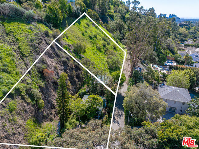 1418 Lindacrest Drive, Beverly Hills CA: https://media.crmls.org/mediaz/bf66723d-3393-4f78-afa5-c27b0251b710.jpg