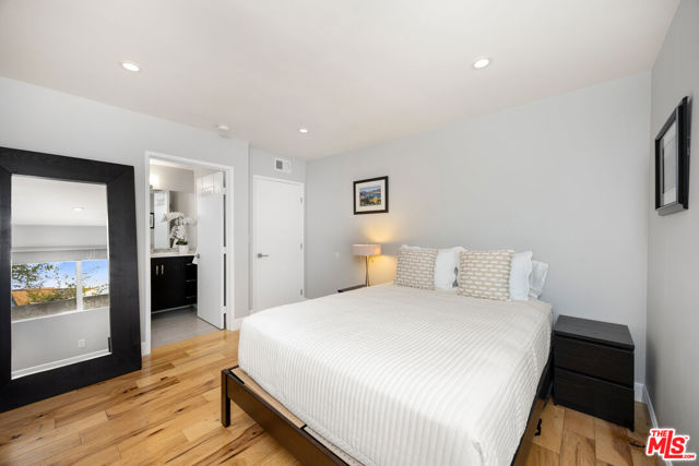 22518 Jameson Drive, Calabasas CA: https://media.crmls.org/mediaz/bf668a7e-f417-4caf-a035-82b117f5581f.jpg