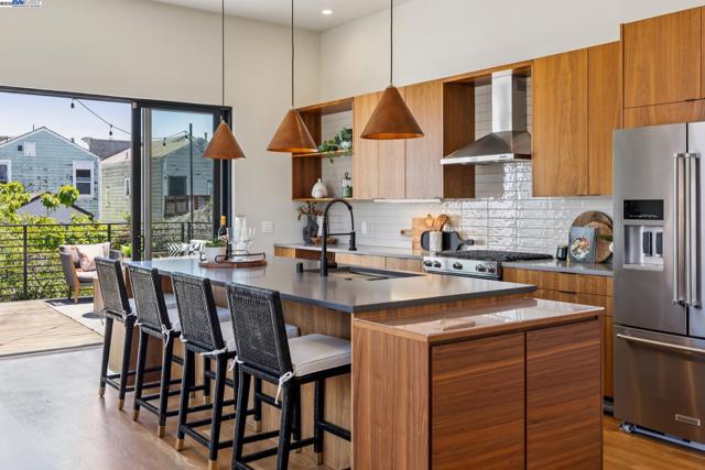 730 HENRY STREET, Oakland CA: https://media.crmls.org/mediaz/bf67692e-0623-4b00-b9d6-1ff3f4b37a60.jpg