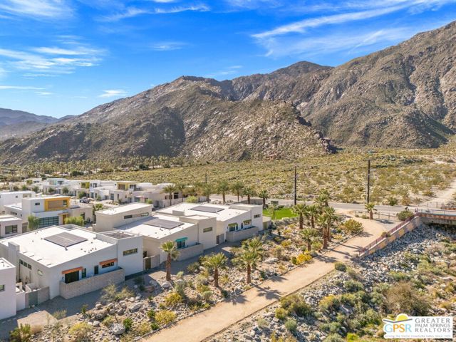 190 Obsidian Loop, Palm Springs CA: https://media.crmls.org/mediaz/bf688964-87d8-47cc-8af7-b376f509c147.jpg